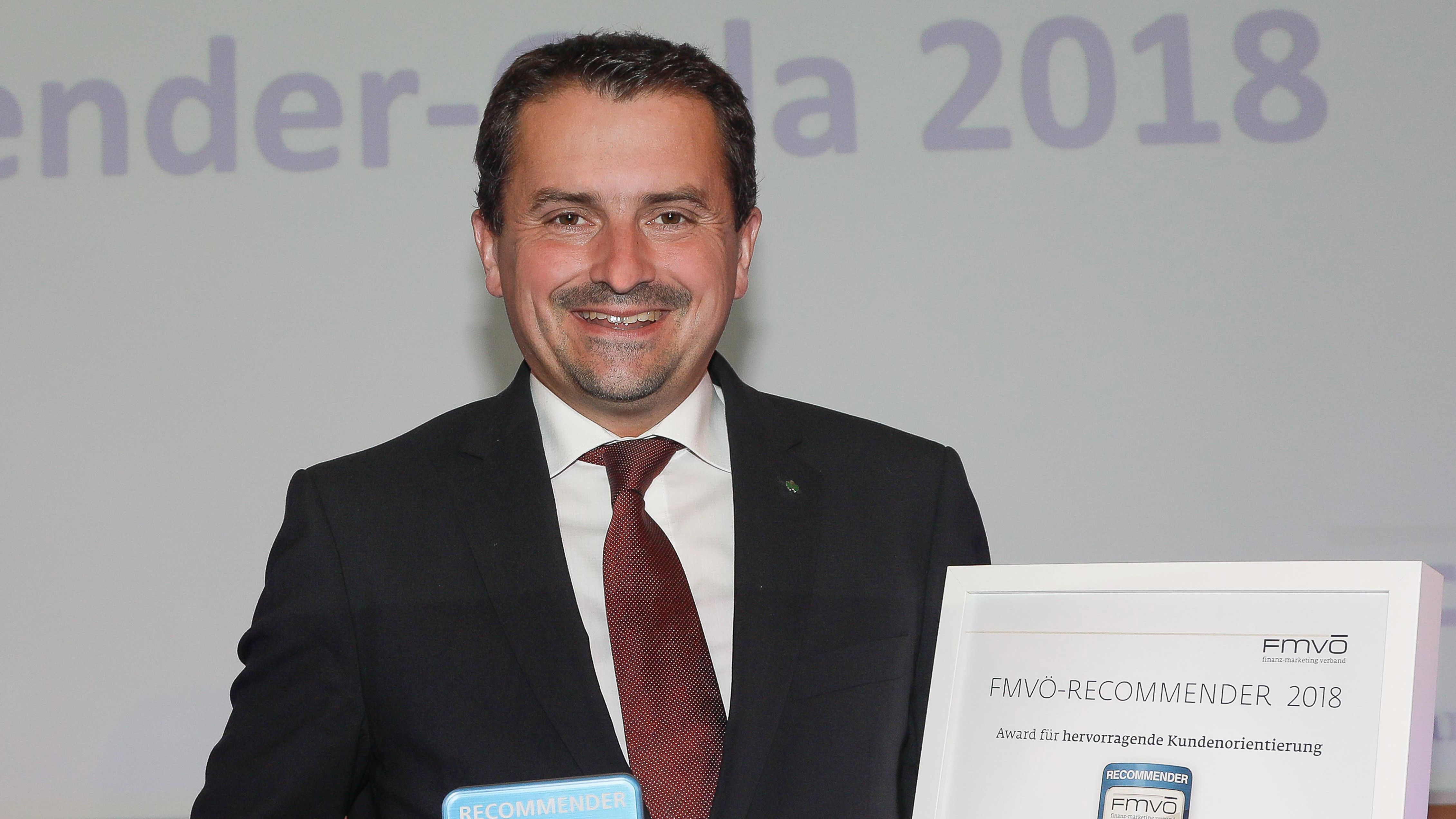 VD MMag. Georg Schneider nimmt den Recommender Award 2018 entgegen