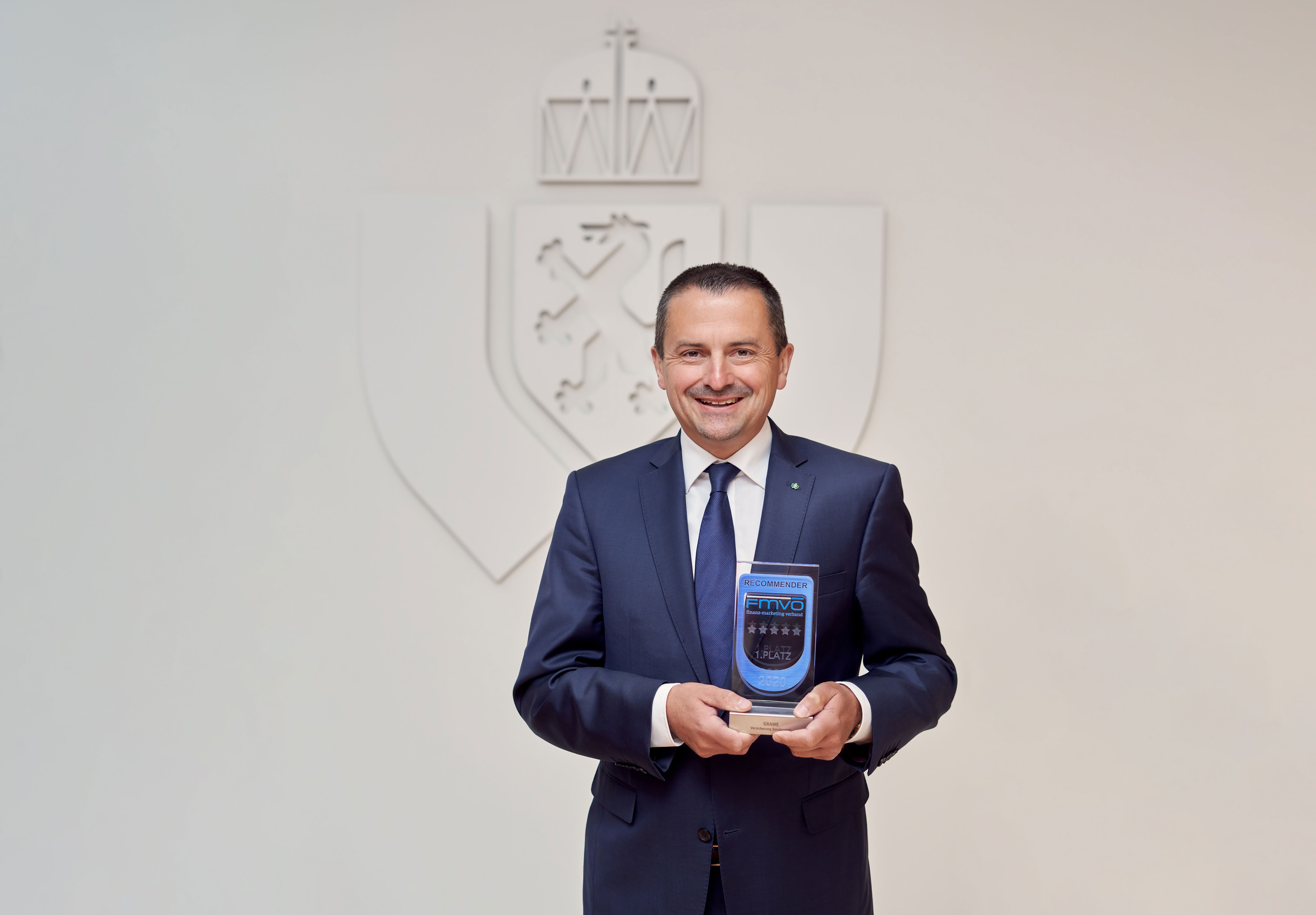 Vorstandsdirektor MMag. Georg Schneider mit dem Recommender Award