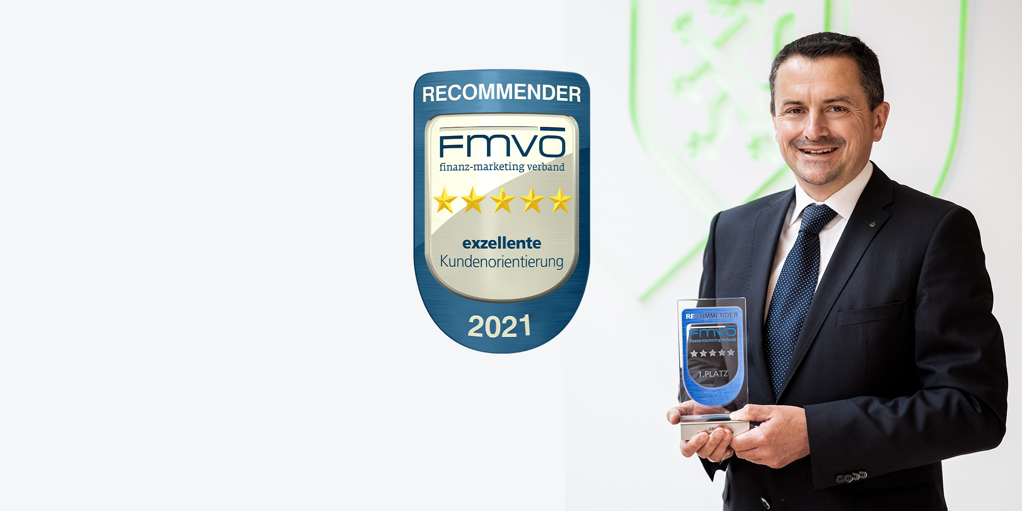 Vorstandsdirektor MMag. Georg Schneider hält den Recommender Award 2021 in Händen